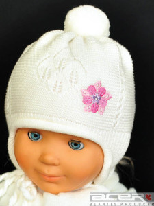 Beanie for girl with pompom